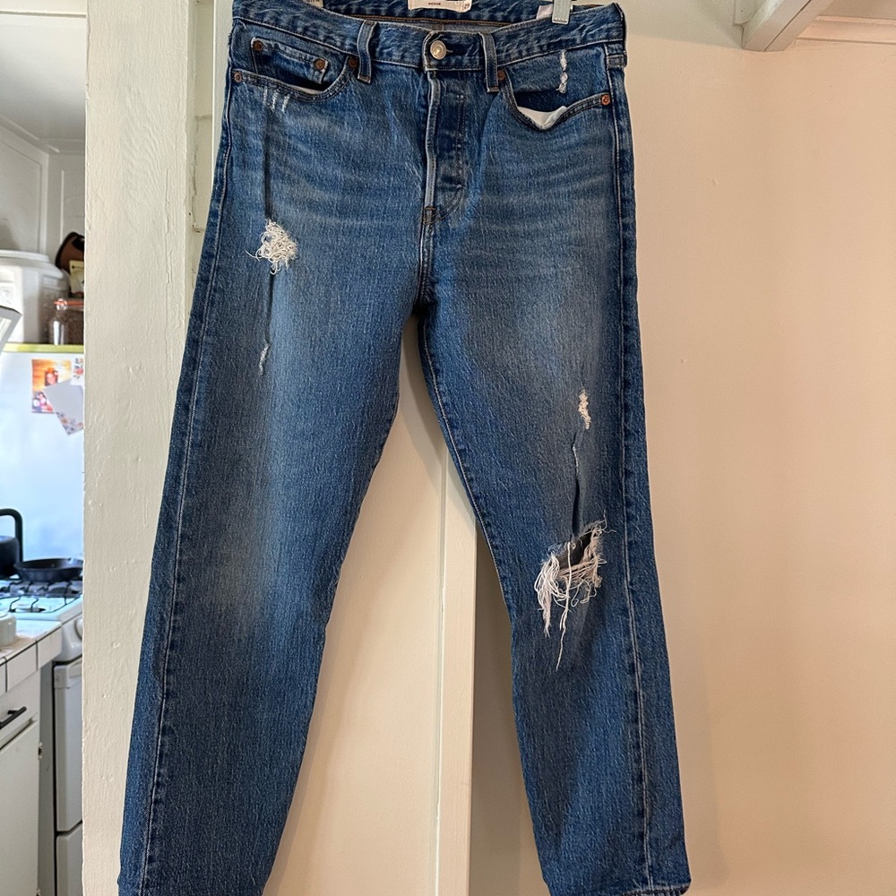 Levi Distressed Blue Jeans
